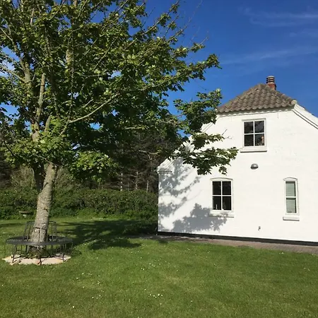 Charmerende Fiskerhus Taet Pa Himmel Og Hav Løkken